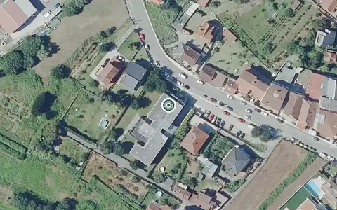 Vista aérea de la ubicación de Centro de Día para Persoas Maiores de Cesantes Redondela