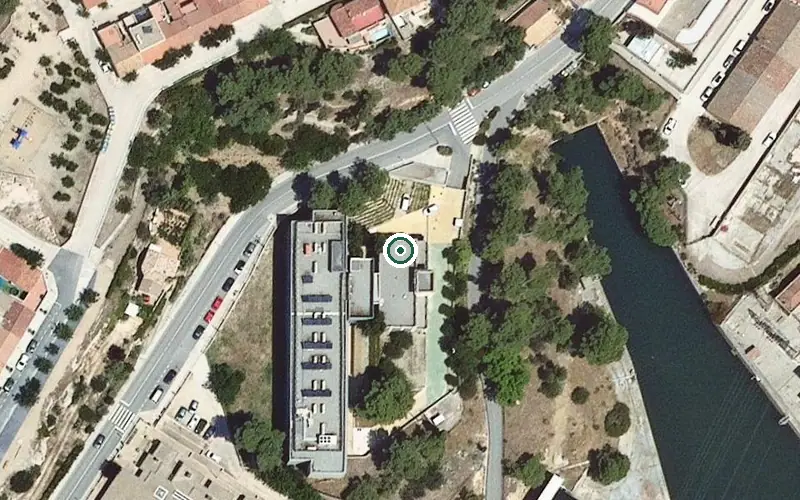 Vista aérea de la ubicación de Centre de dia per a Gent Gran Les Escoles Velles