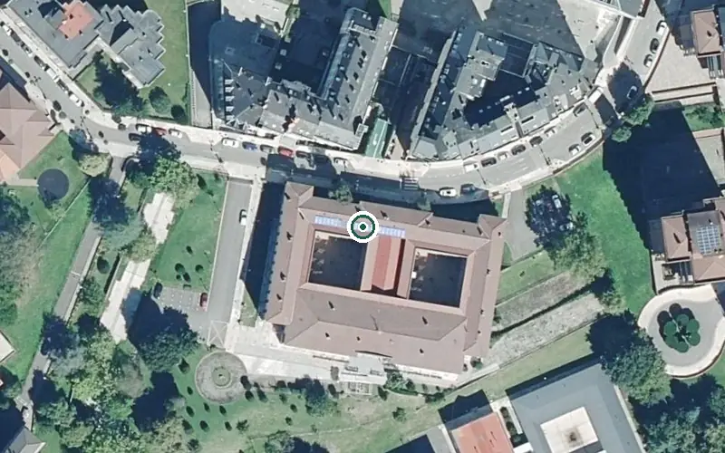 Vista aérea de la ubicación de Apartamentos Covadonga