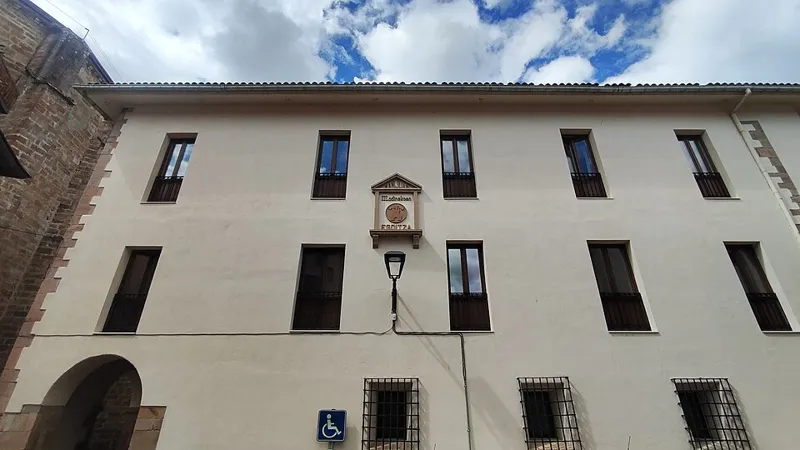 Residencia San Juan Segura Egoitza